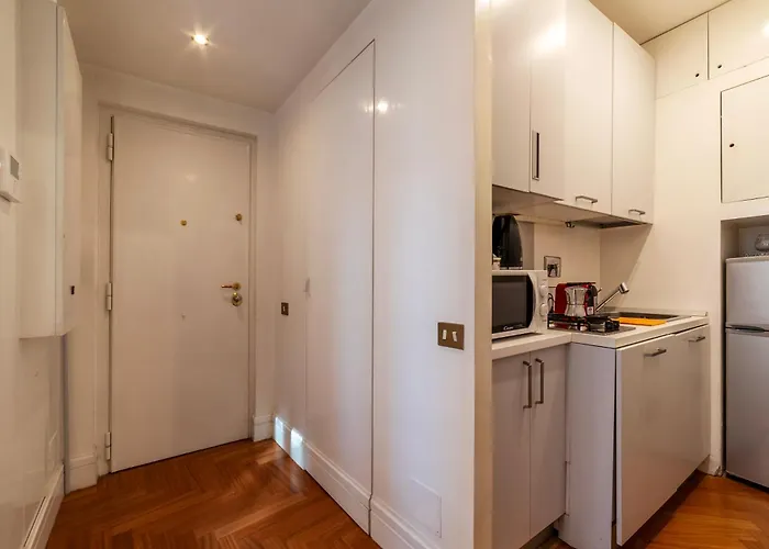 Apartment Frezza 39b - Fromehometorome Rome